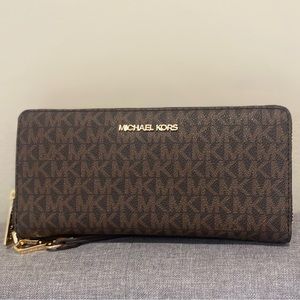 Michael Kors Jet-Set Travel Wallet